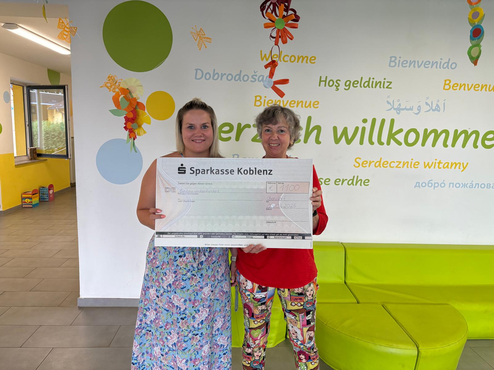 Konrektorin Sarina Dümmler mit Ehrenamtsmitarbeiterin des Kinderhospiz Koblenz Jutta Löbbermann